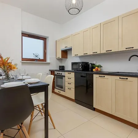 Gold & Blue Cozy In By Renters Apartment *