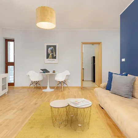 Gold & Blue Cozy In By Renters Warschau